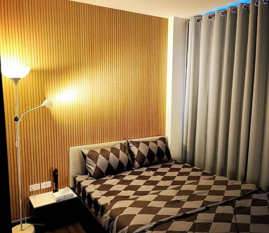 Octopus Suite on Highrise, Skytrain, Fast Wifi and AC