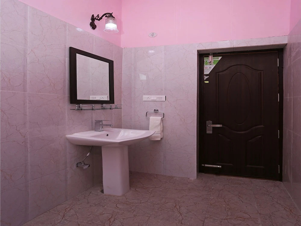OYO 10946 Home 3BHK Lake View Rainbow Cottage Bhimtal