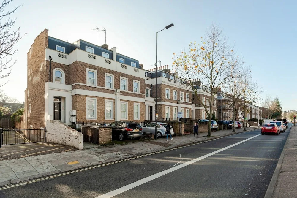 Bright and Modern Shepherd's Bush Gem - ROS