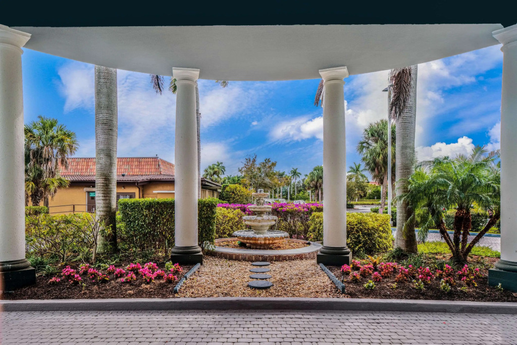La Quinta by Wyndham Naples Downtown