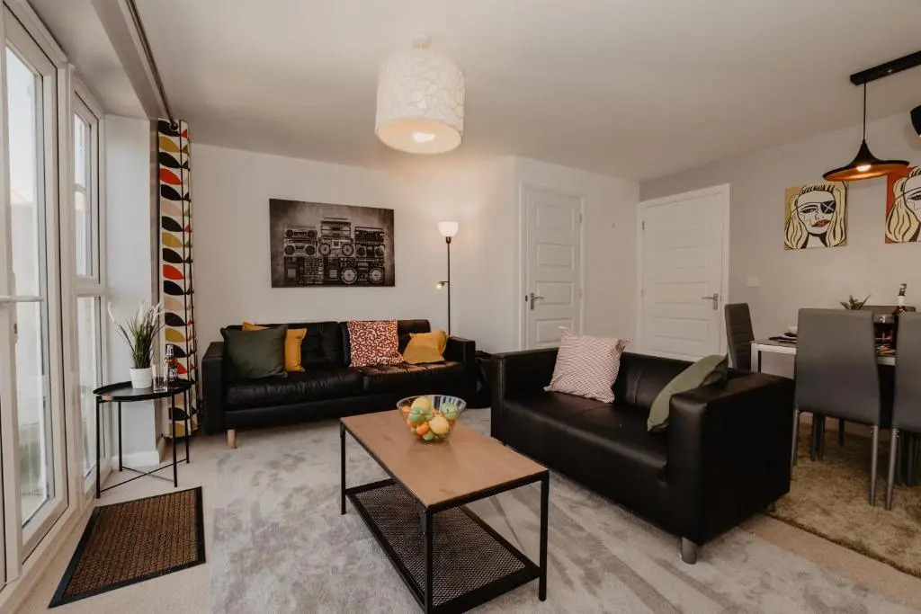 Coyle House, 3 bed,Corby, super kings or twins, driveway, free wi-fi, corporates welcome