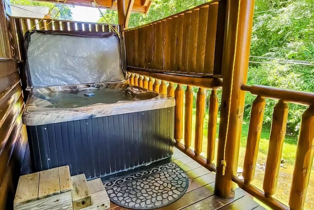 Across the Creek Cabin by Beyond Expectations With Hot Tub