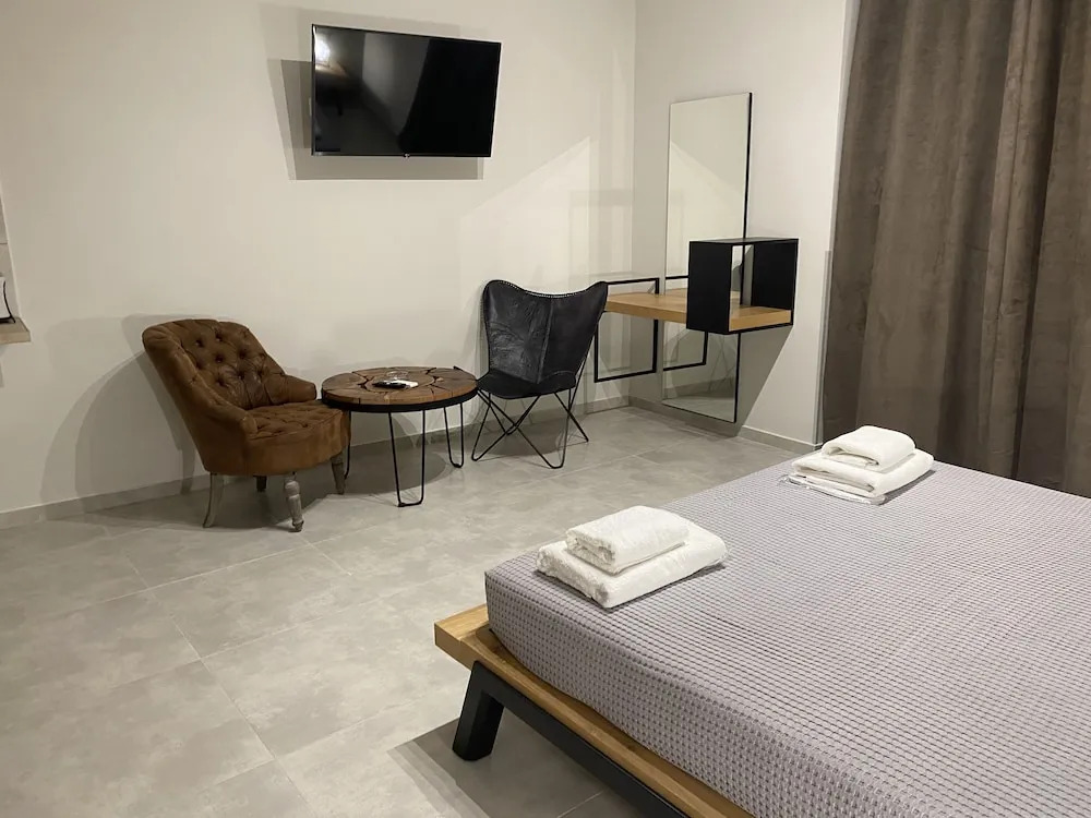 Alekos Apartments 2 Netflix, Self Check-In