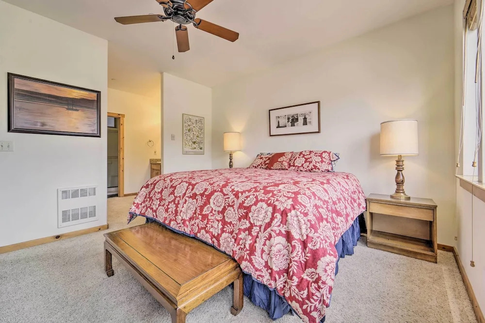 2 Mi to Donner Lake: Walkable Truckee Condo!