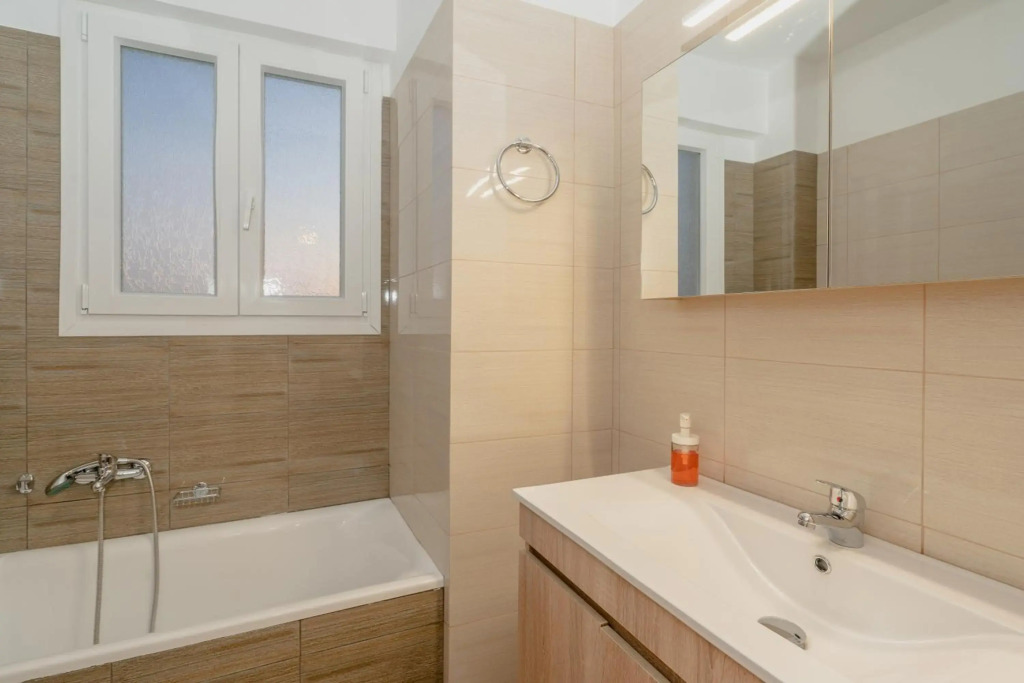 Sunny penthouse w/ Acropolis view next to metro