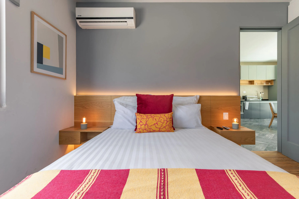 Casai 1BR Top Floor in an Art Deco Building!
