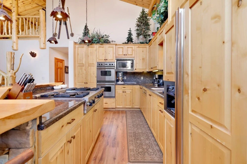 2046-menlo Manor 4 Bedroom Home by Redawning