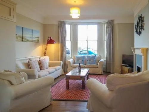 14 Market Cross Place - Beachfront location with lovely sea views - Aldeburgh Coastal Cottages