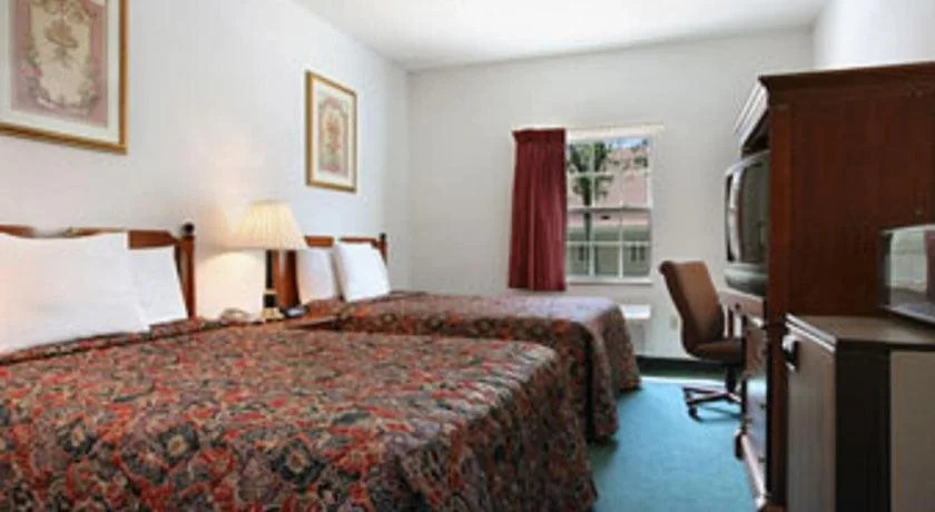 Travelodge by Wyndham Waukegan Gurnee