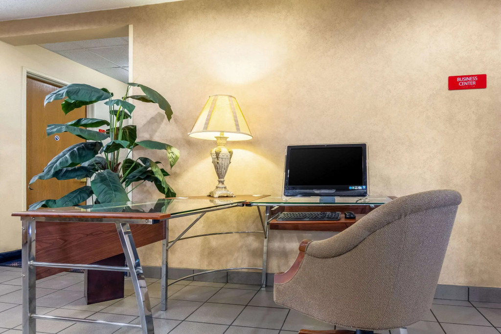 Econo Lodge Inn & Suites Evansville East