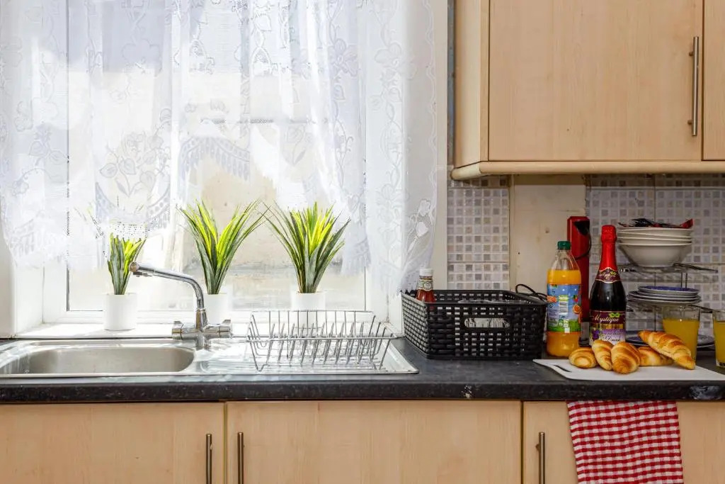 4 Beds Sleeps 6 - Elegance Leisure Stay, Burnley