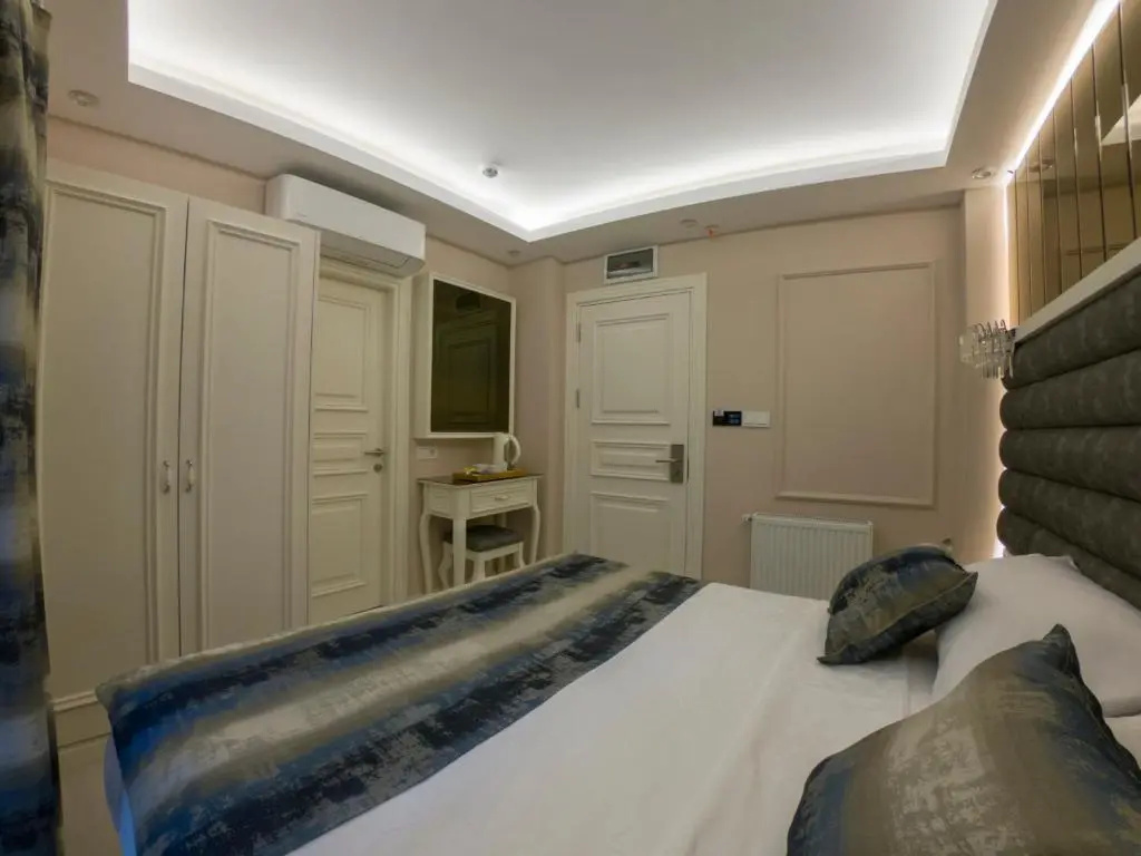 Отель Crowned Hotel