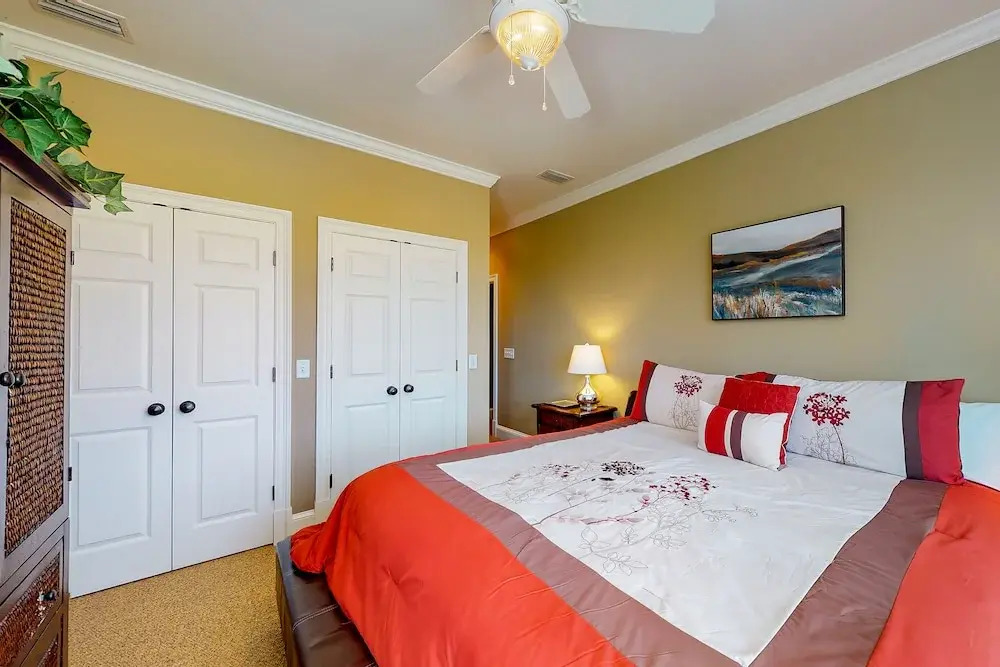 Fantastic Getaway With Private Pool, Deck, Game Room, AC & Fast Wifi