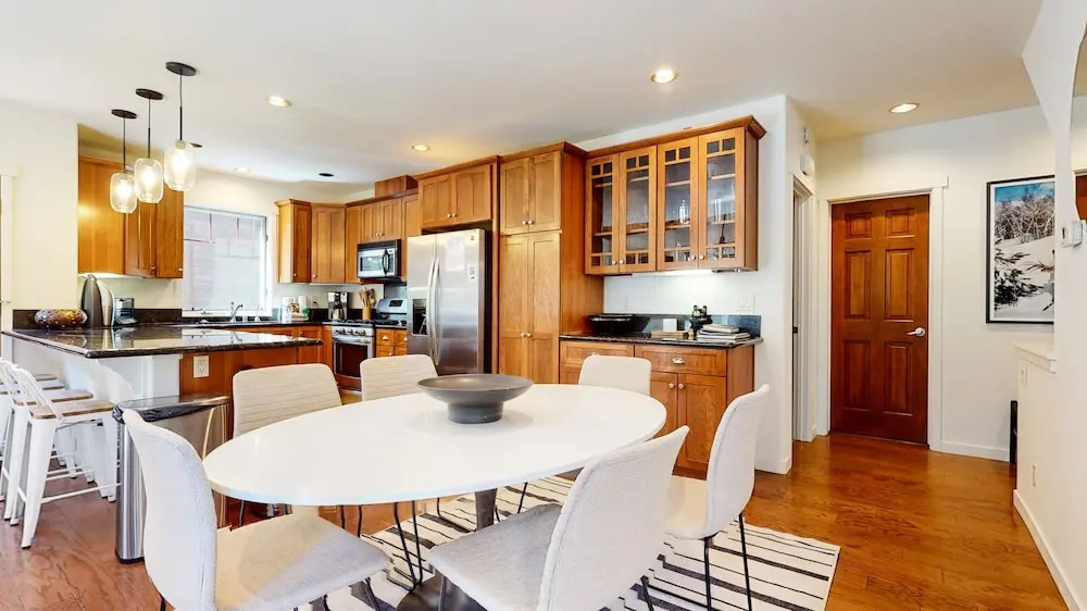 Grayfox 2 Pet-Friendly, 5-Star with Private Hot Tub, 2 Car Garage and Prime Location by RedAwning