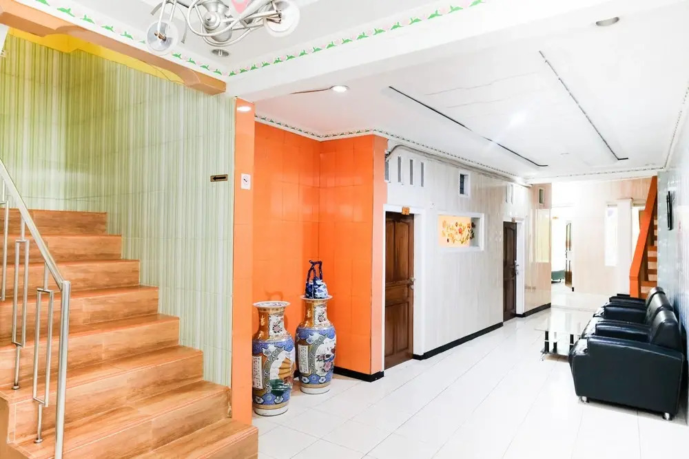 Urbanview Hotel Mawar Sharon near Alun Alun Batu