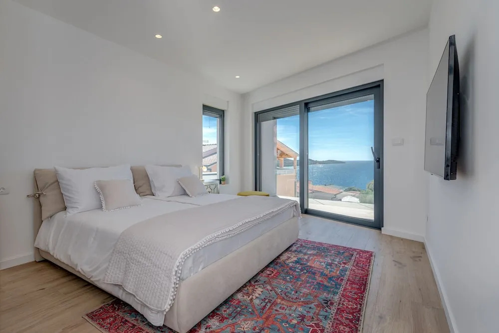 Luxury Villa Seven Seas with infinity heated pool by the sea in Ražanj