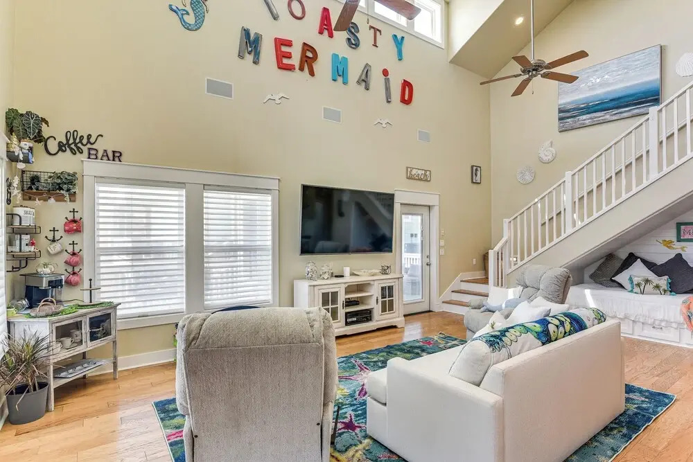 2 Blocks to Shore: Crystal Beach House w/ Yard!