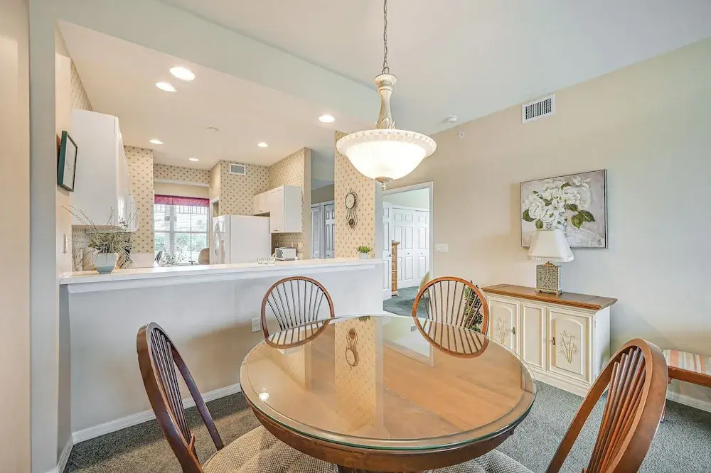 Naples Condo w/ Pond Views & Patio - Near Golf!