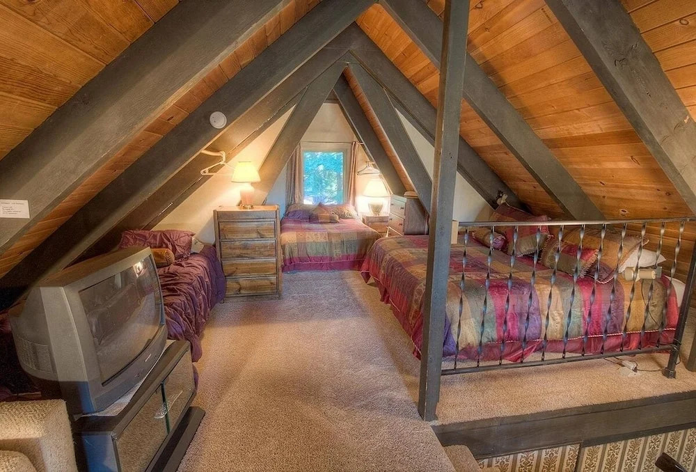 Lodgepole Chalet 3 Bedroom Home by RedAwning