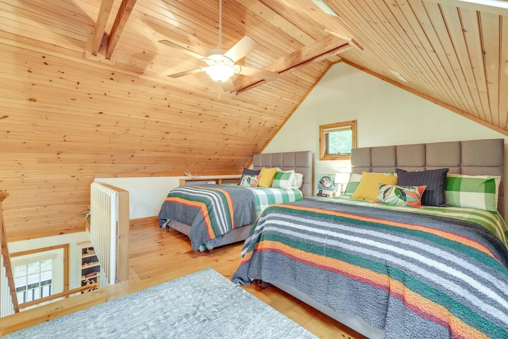 Secluded Cabin w/ Hot Tub Near Table Rock Lake!