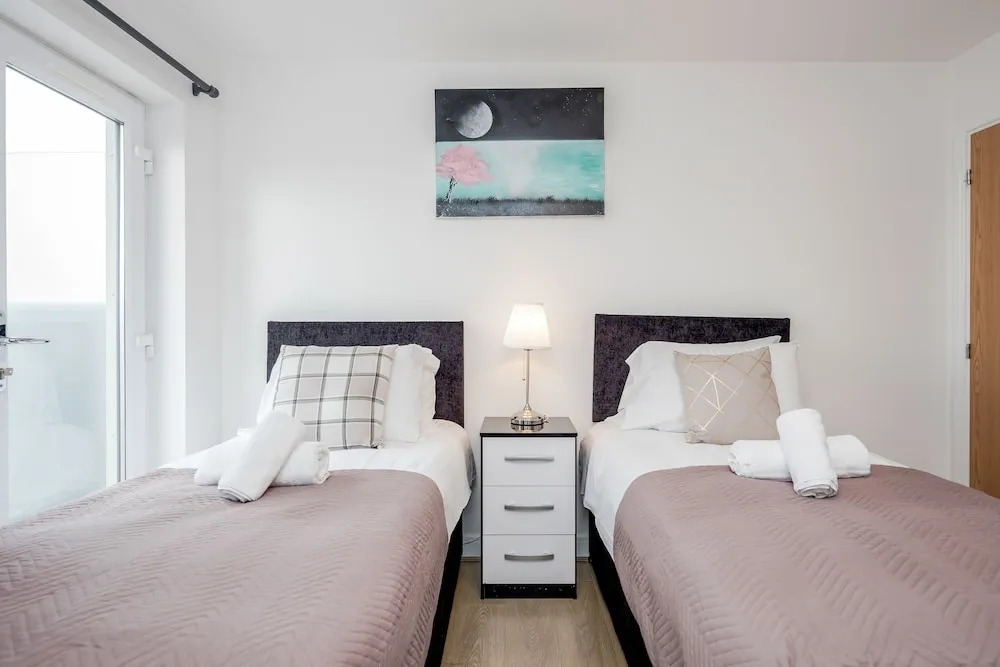 Impeccable 2-bed Apartment in Romford