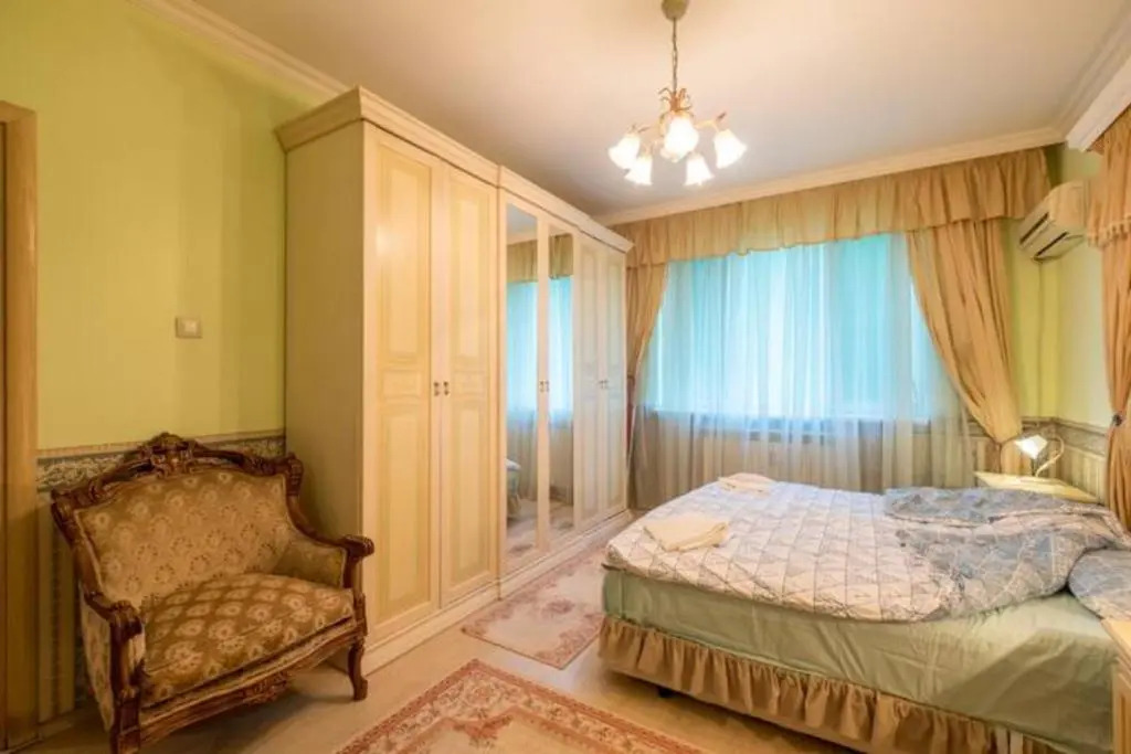 Luxury Baroque Interior in Perfect 1-bedroom Flat