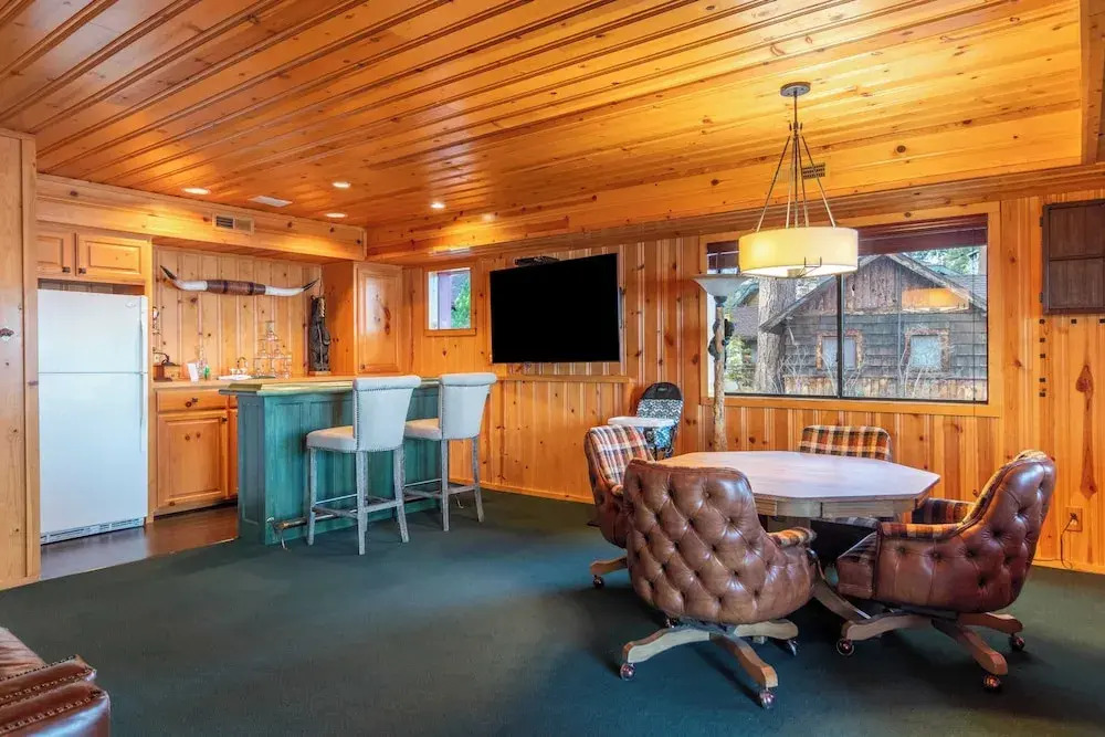 Shoreline Lakehouse by Avantstay Majestic Lakefront Cabin w/ Hot Tub & Fire Pit!