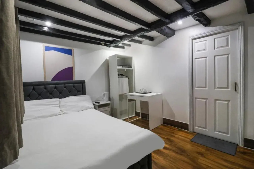 Tudor Oaks Lodge