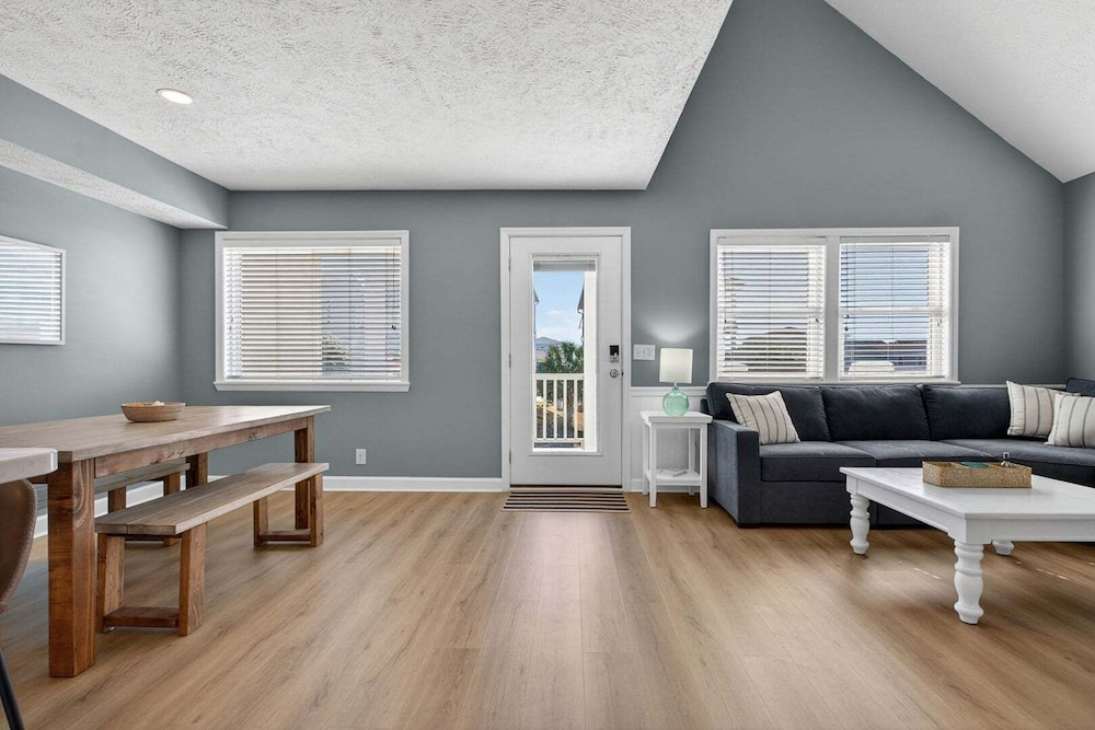 Luna By The Sea / 238 Brunswick Ave West 3 Bedroom Home