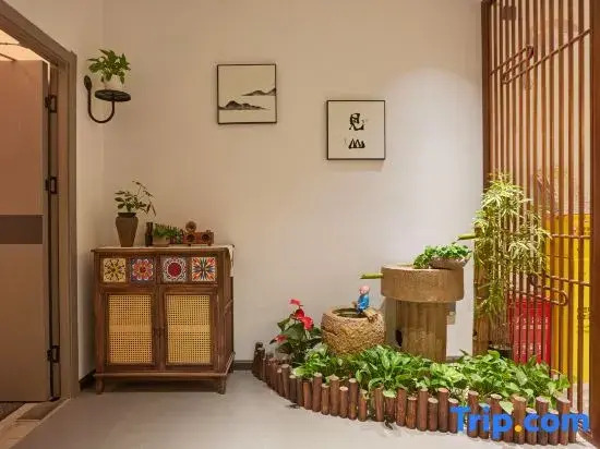 Qingshe Cityview Smart Hotel (Kunming Old Street Jiaosanqiao Subway Station)