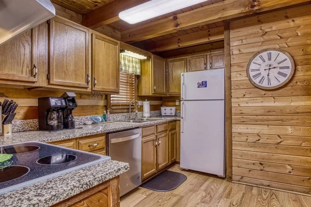 Laceys Place by Beyond Expectations With Hot Tub