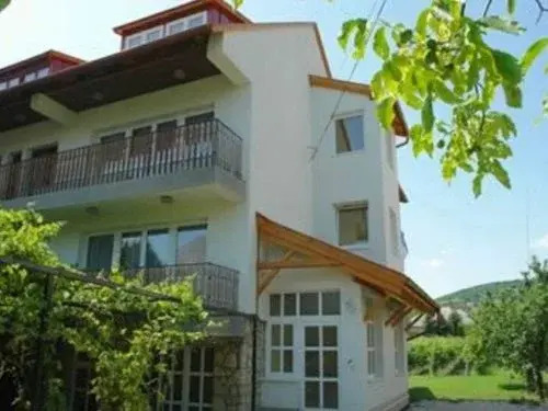 Tip-Top Apartmenthouse