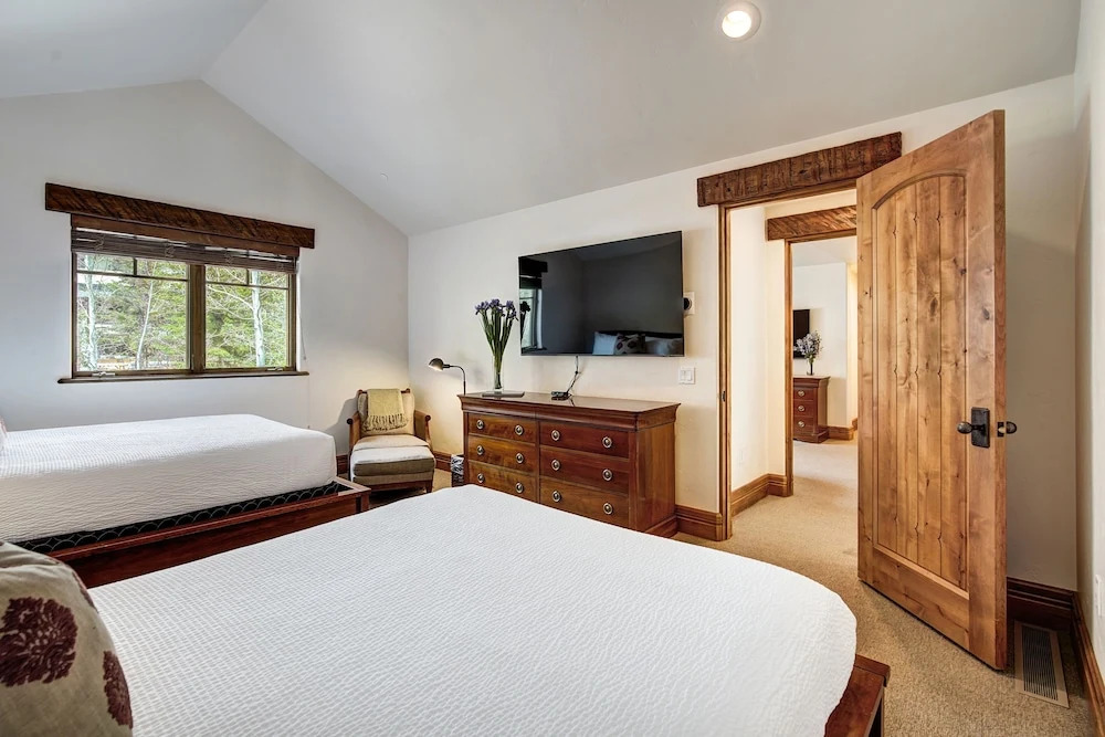 5BR Alpine Luxury Home with Private Hot Tub by RedAwning - Save 20% on 7+ Nights!