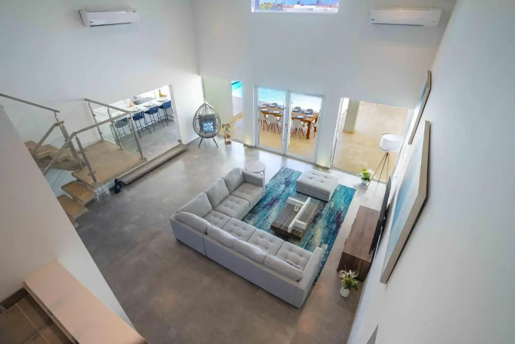 Grand Modern Villa 6-bedroom! Brand New! Heated Jacuzzi!