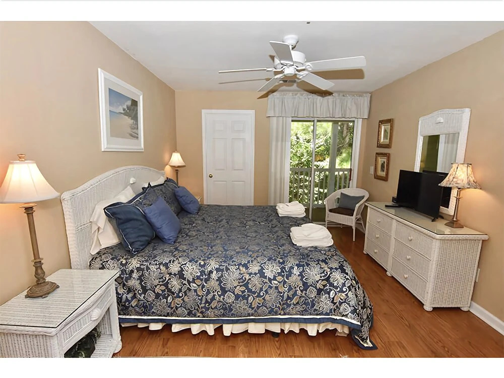 #29H True Blue - 3 Br condo by RedAwning