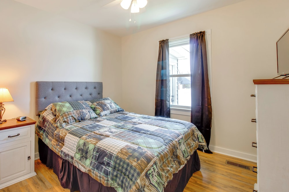 Lakes, Whiskey & More! Charming Home in Tullahoma