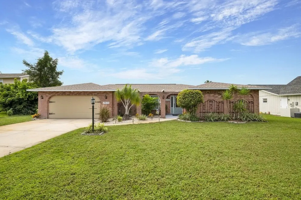 Montauks Point 5 Bedroom Pool Home Minutes away from local Beaches 5 Home by RedAwning