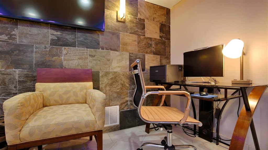 Best Western The Inn & Suites Pacific Grove