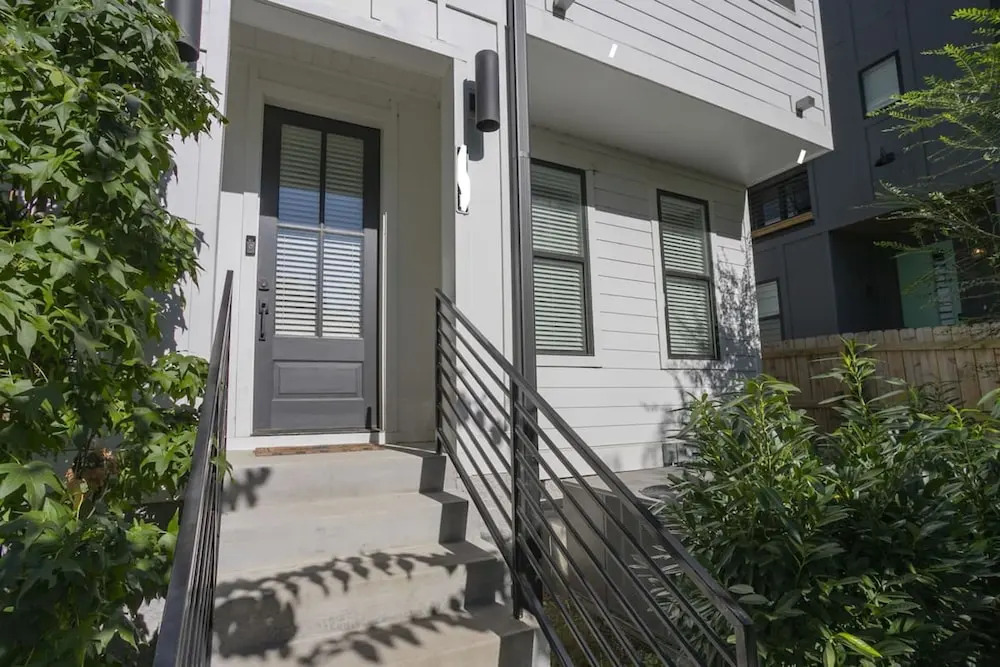 Ryman by Avantstay Centrally Located Townhouse w/ Stylish Interior & Porch Swings!