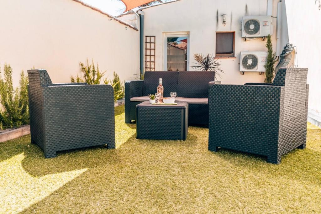 Maison Familiale avec Piscine Privée, plage à pied, Frais Obligatoires à régler à l'arrivée, Linge 15e par pers & Ménage 70e par séjour voir profil Mandatory fees in cash to be paid on arrival linen 15e per person 70e housekeeping per stay
