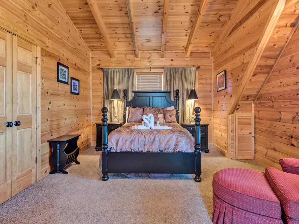 Misty Mountain Hideaway, 3 Bedrooms, Sleeps 10, Pool Access, WiFi