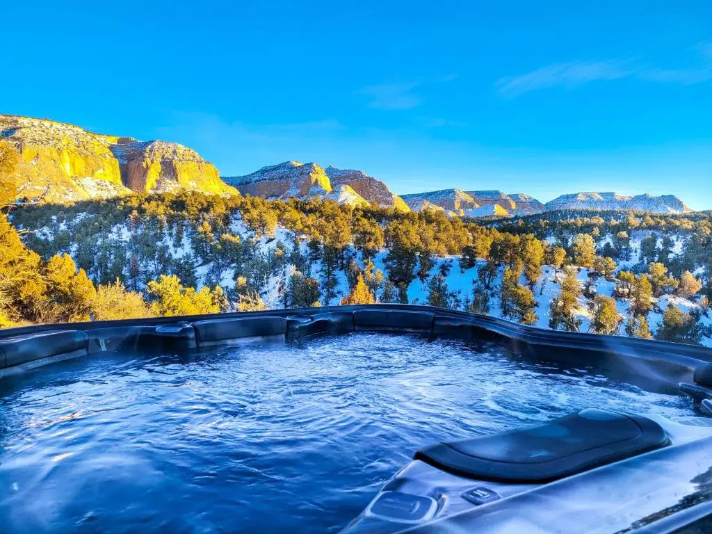 Skyfall Cabin. Stunning views, Hot Tub, minutes from Zion