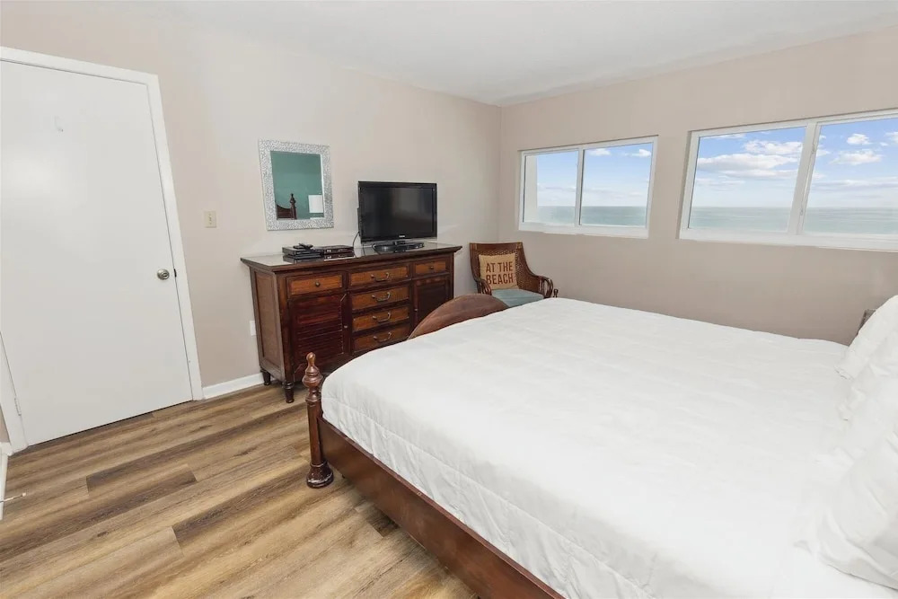 Beach House 505b 1 Bedroom Condo by RedAwning