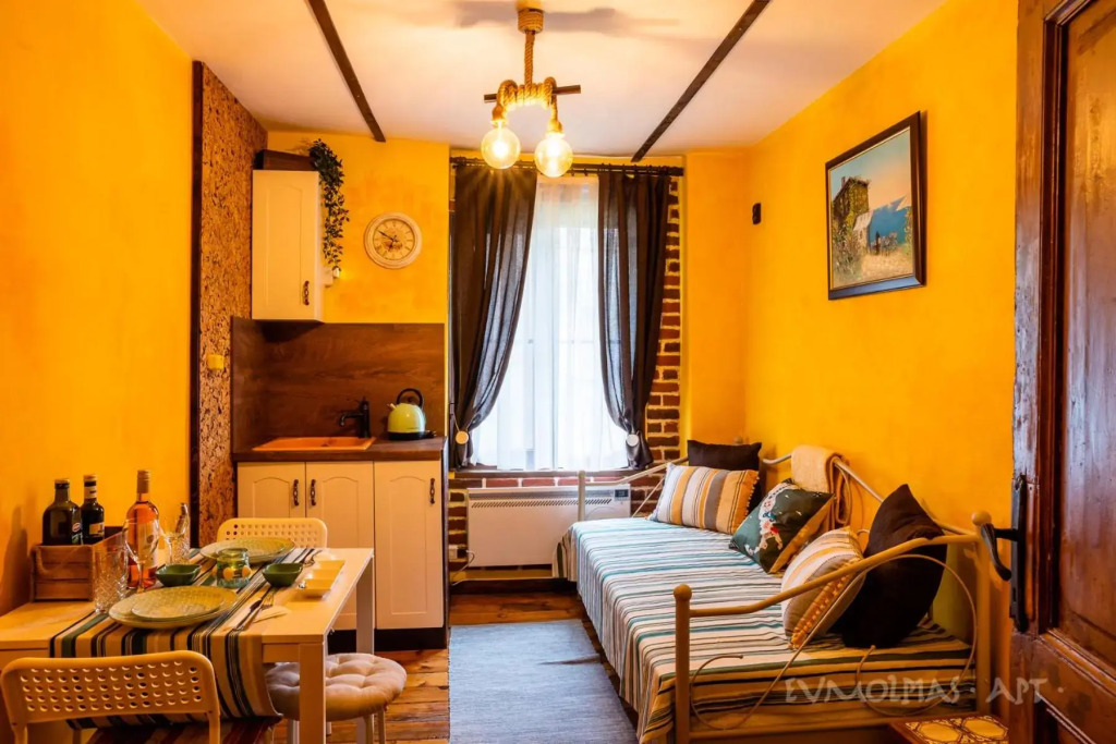 Art apartment EVMOLPIAS near Roman stadium