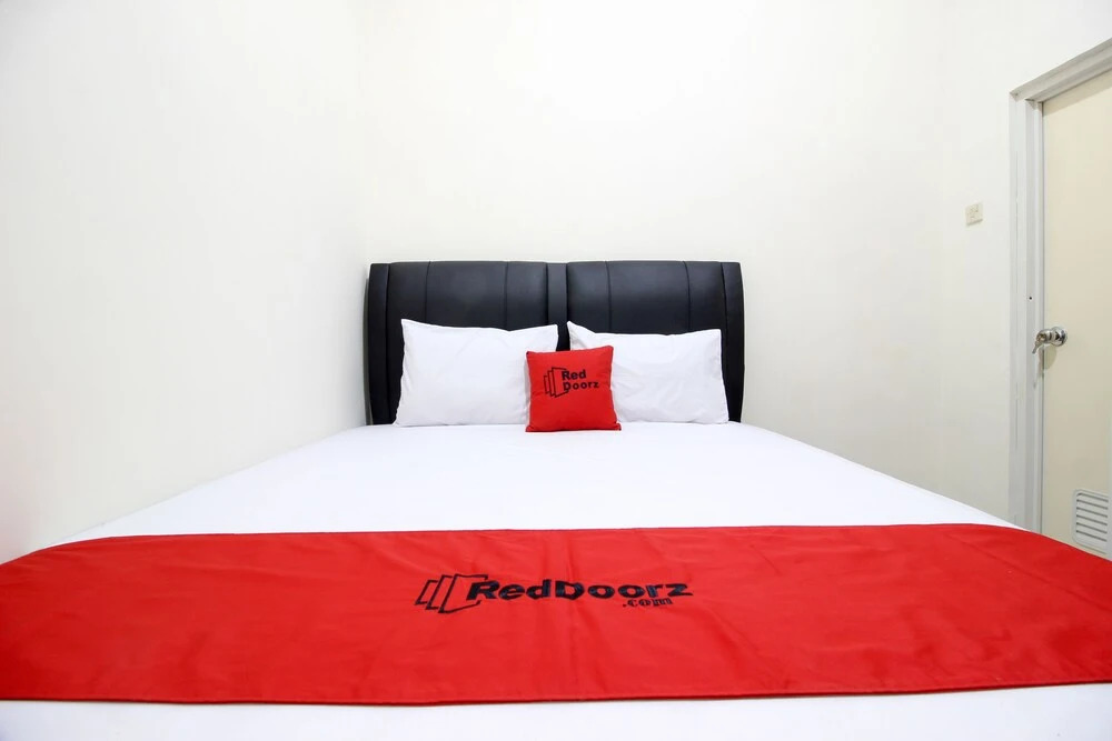 RedDoorz Plus near STIE YKPN 2