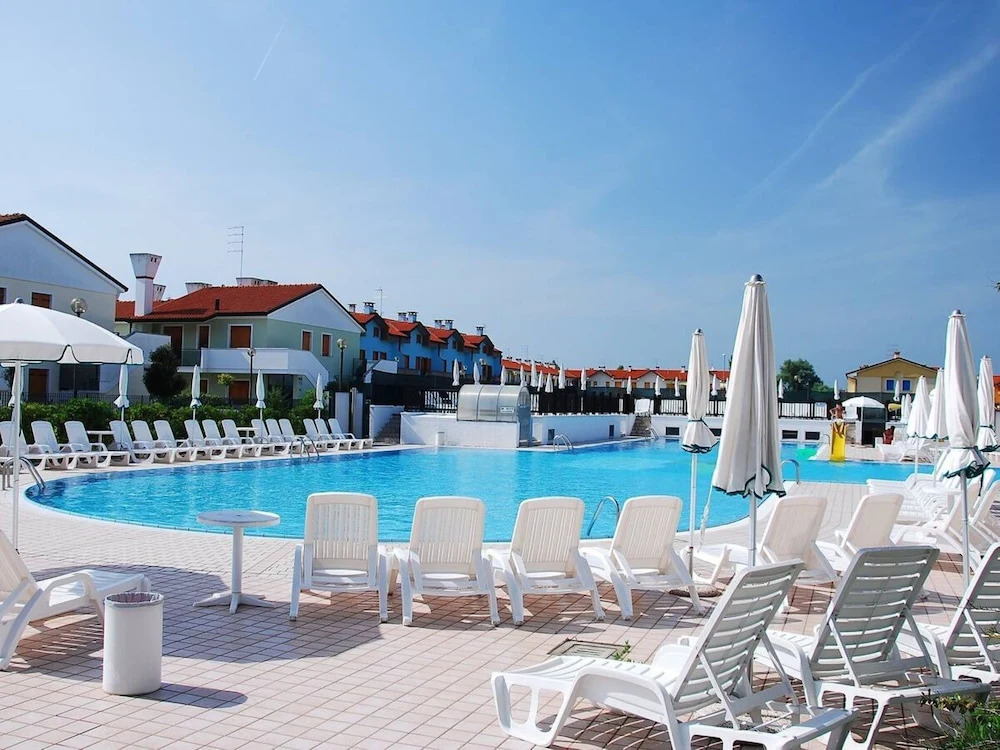 Apartment in a residence with pool in Rosolina