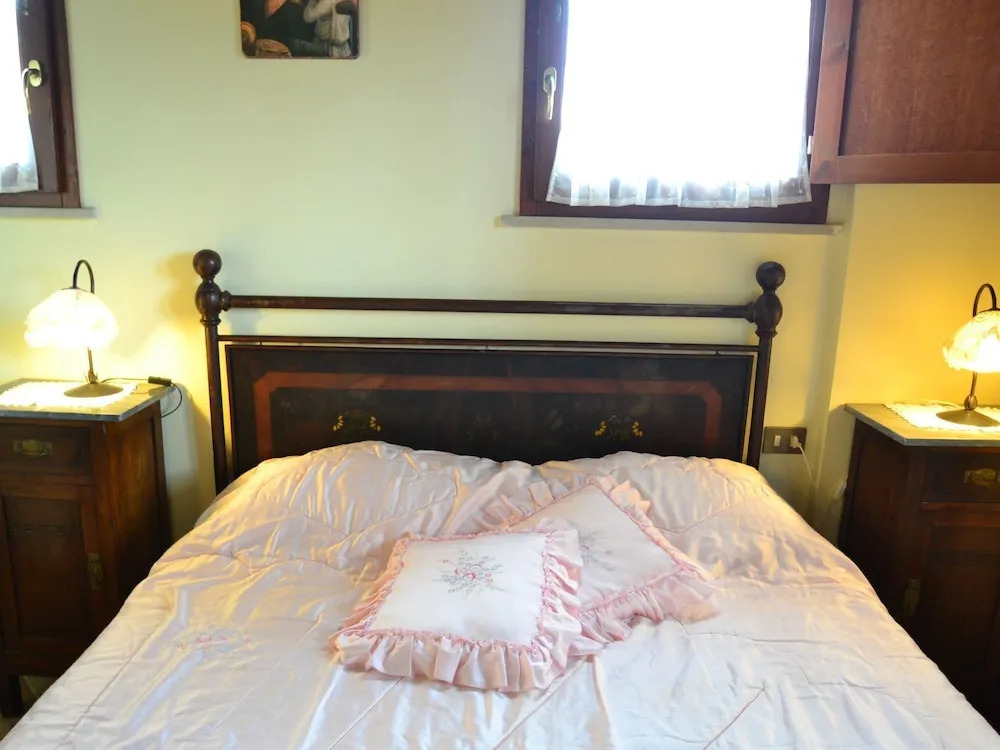Delightful Holiday Home With Garden, Pool, Heating, Parking