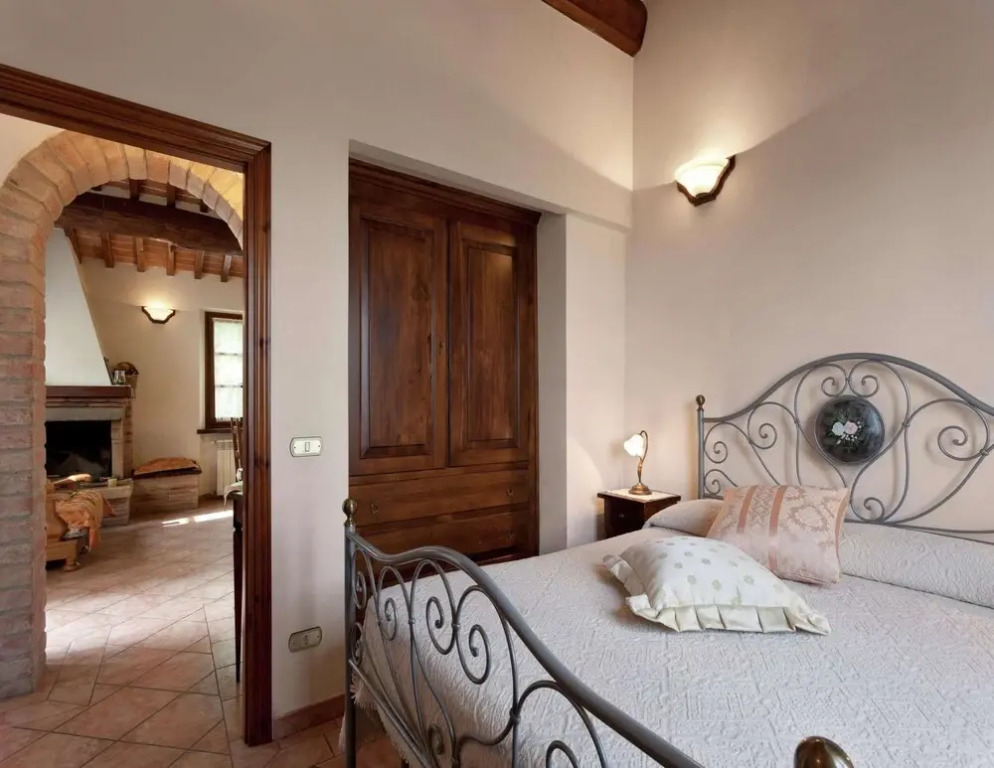 Apartment Near Cortona With Pool and Roman Charm