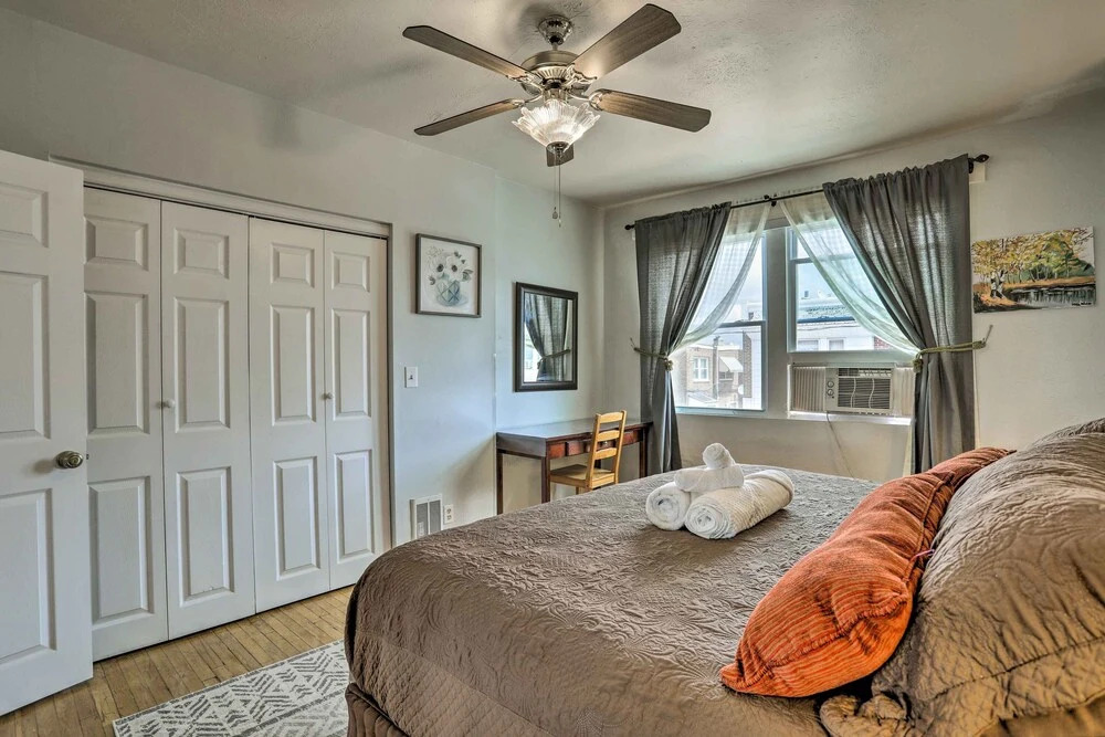 South Philly Townhome: 3 Mi to Center City