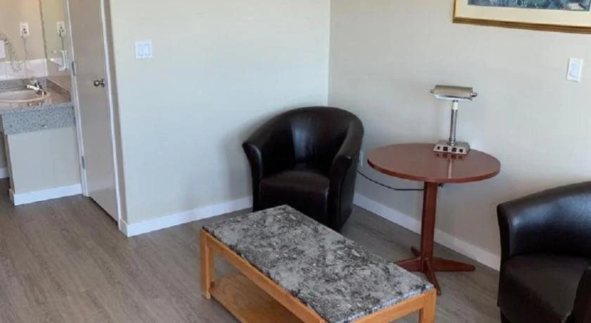 Red Deer Inn & Suites